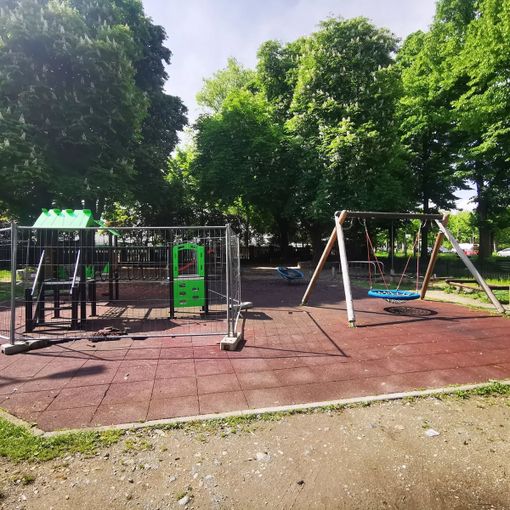Piazza Zara torna a far giocare i bambini, riapre l’area Ottolenghi Piazza Zara torna a far giocare i bambini, riapre l’area Ottolenghi