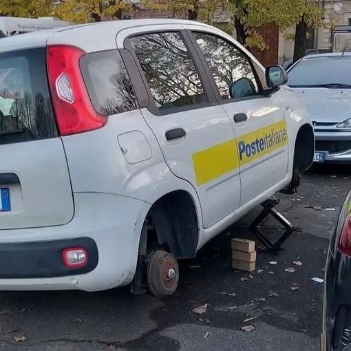 Con il cric rubano gli pneumatici e lasciano l'auto delle Poste sui mattoni Con il cric rubano gli pneumatici e lasciano l'auto delle Poste sui mattoni