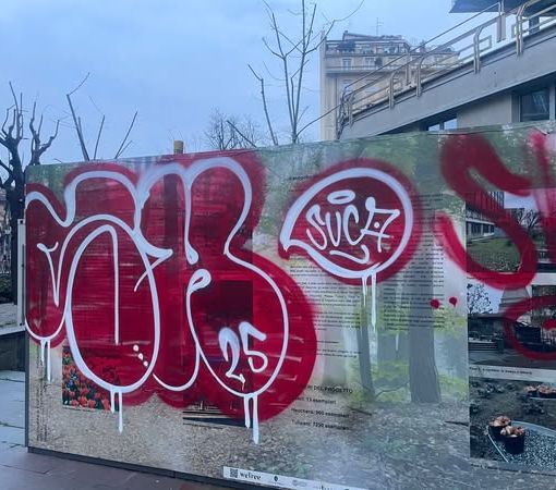 Graffiti sul Bosco degli altri a Palazzo Nuovo