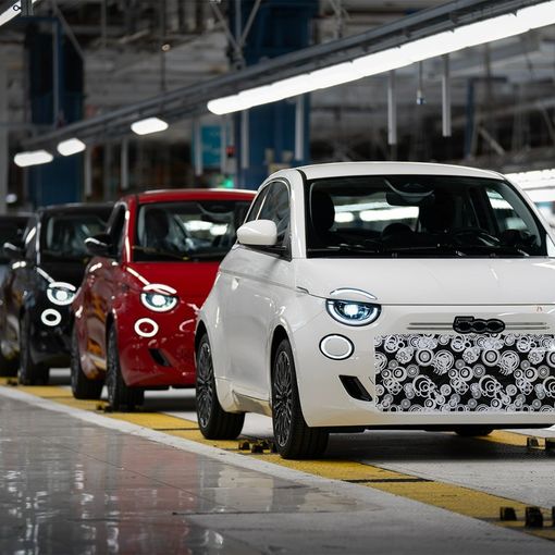 Assemblati i primi esemplari della 500 ibrida a Mirafiori