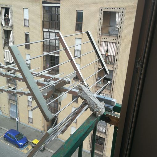 Calcinacci sul balcone e degrado