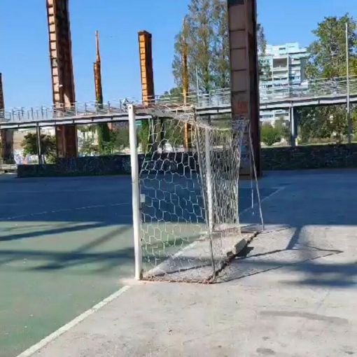 Parco Dora, il campo di calcetto resta senza porte: “Troppi atti vandalici”