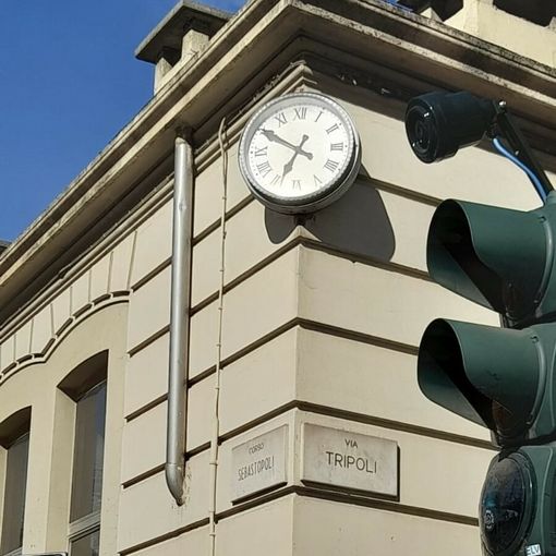 Santa Rita ritrova il suo orologio: torneranno a muoversi le lancette in via Tripoli Santa Rita ritrova il suo orologio: torneranno a muoversi le lancette in via Tripoli