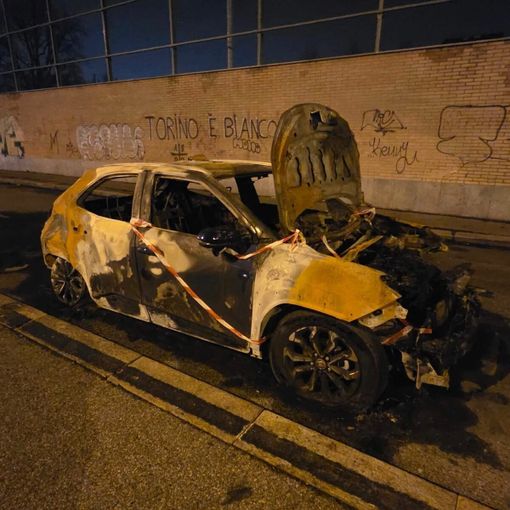 Un'auto abbandonata in via Don Michele Rua