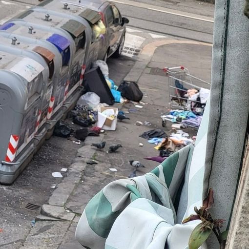 Barriera, residenti in protesta: “Il marciapiede trasformato in deposito abusivo”