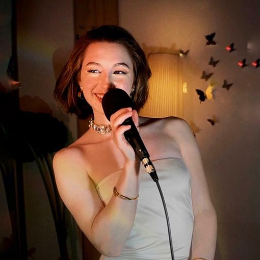 La giovane cantante Greta