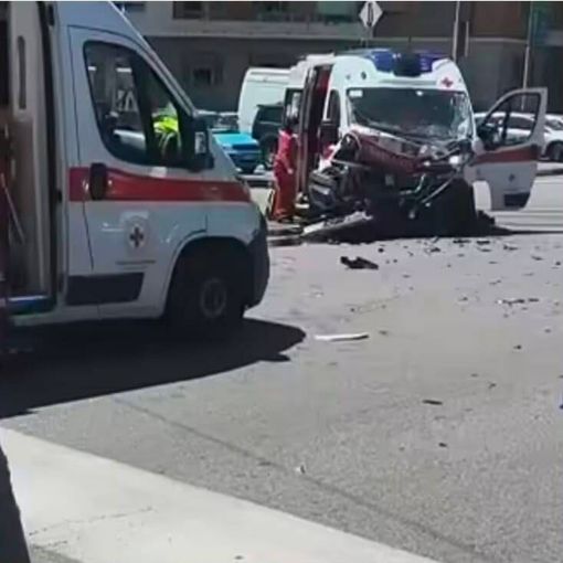 L'incidente all'incrocio tra i corsi Novara e Palermo L'incidente all'incrocio tra i corsi Novara e Palermo
