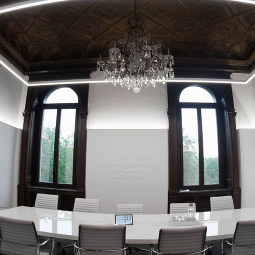 Ufficio con professionisti che lavorano