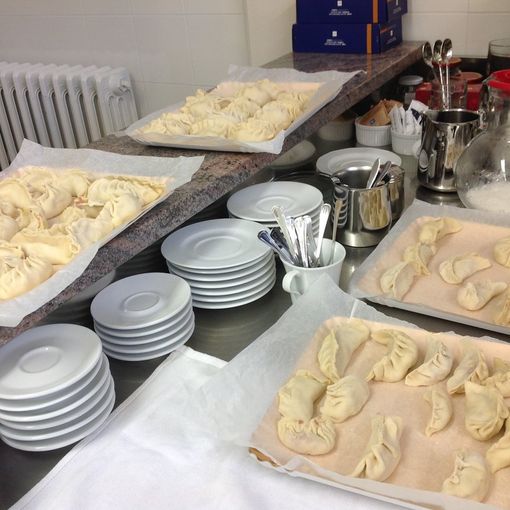 tavolo di bar o ristorante con pietanze