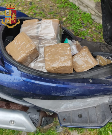 panetti di hashish e denaro in contanti