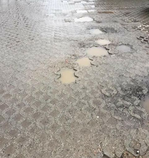 Alpignano, troppe buche al parcheggio della piscina comunale di Strada Costa