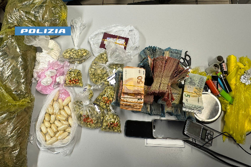 Smerciava droga in Barriera mentre era ai domiciliari: scoperto covo con due chili di coca e crack  [VIDEO]