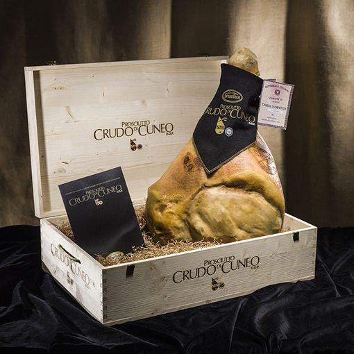 prosciutto crudo su tavola imbandita