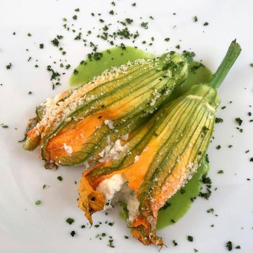 I piatti di Chef Zizzo: fiori di zucca ripieni di ricotta di pecora con salsa allo zafferano