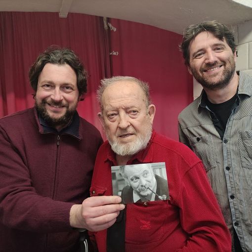 gruppo musicale con cd in primo piano