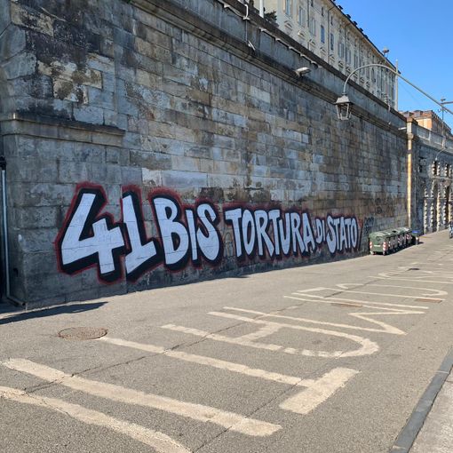 Ai Murazzi la scritta: &quot;41 bis tortura di Stato&quot;. Il Comune: &quot;Costa mille euro cancellarla&quot;