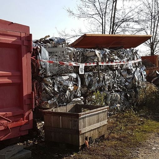 Maxi sequestro della polizia a Leinì, rinvenuti 20.000 kg di acciaio e 8.320 kg di rame