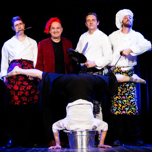&quot;4 Ristoranti e 1 Funerale&quot; al Teatro Gobetti di San Mauro, tra commedia, magia e circo