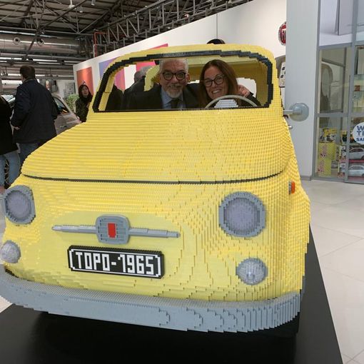 Una Fiat 500F realizzata interamente in Lego esposta al Motor Village