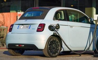 Auto elettrica in ricarica