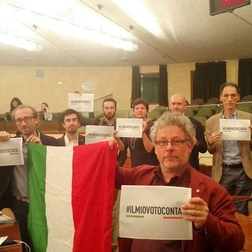 Protesta M5S in Consiglio regionale: esposti cartelli con su scritto &quot;Il mio voto conta&quot;