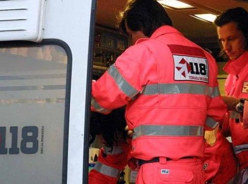 Oulx, perde il controllo della moto e si schianta contro un camper in sosta