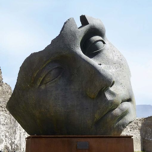Statue in cortile come &quot;vessillo di speranza&quot;: al Museo Accorsi-Ometto scultura è bellezza