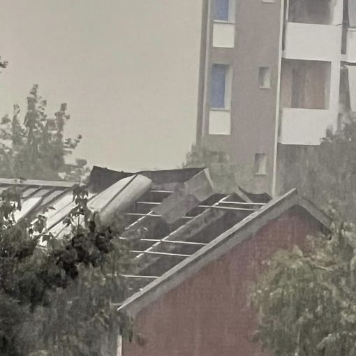 Nuova bomba d'acqua a Torino: grandine, frane, alberi caduti e traffico in tilt. Scoperchiato il tetto della scuola Salvemini