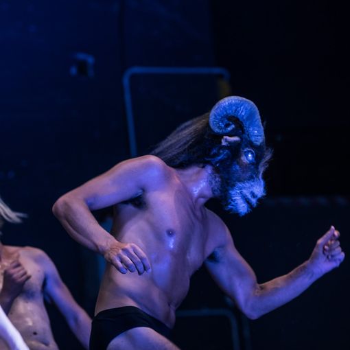 Attore sul palco durante uno spettacolo teatrale
