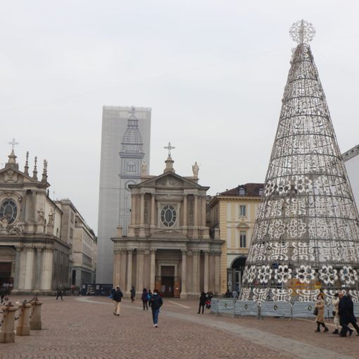 In piazza San Carlo è già Natale, con l'albero illuminato e il Calendario dell'Avvento [FOTO]