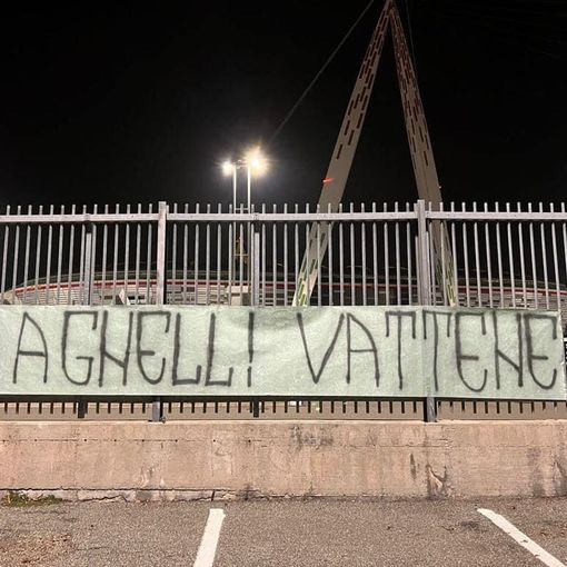 Crisi Juve, contestato il presidente Agnelli con striscioni fuori dallo Stadium: “Vattene”