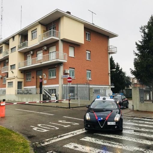 Superalcolici di valore nascosti negli abiti: due 70enni torinesi arrestati a Santa Vittoria d’Alba