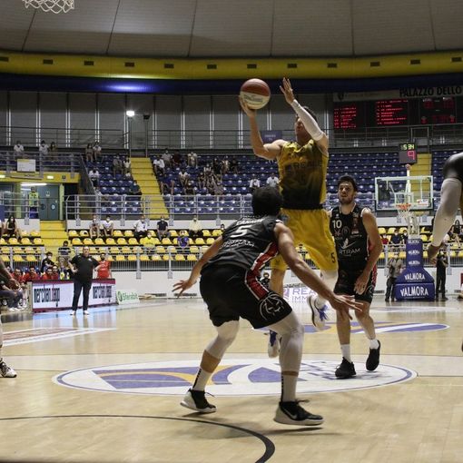 La Reale Mutua Basket Torino supera Tortona e conquista Gara 1
