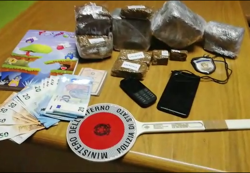 Non dimentica di piazzare l’“Amnesia” al mercato: arrestato un 48enne che nascondeva 3 kg di hashish