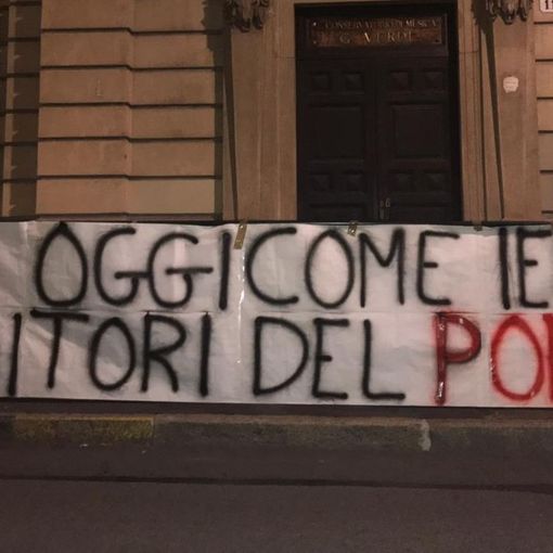 I militanti di Forza Nuova attaccano Ilaria Cucchi e Mimmo Lucano: &quot;Traditori del popolo italiano&quot;. La Cucchi: &quot;Sono abituata agli insulti. Onorata di ricevere la tessera Anpi&quot;