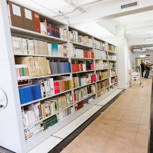 scaffali pieni di libri