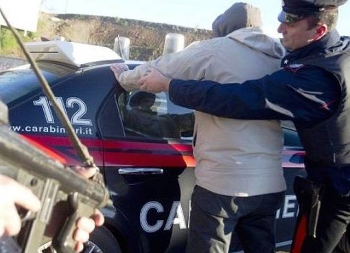 Rubavano le borse nei parcheggi dei supermercati: un arresto e una denuncia