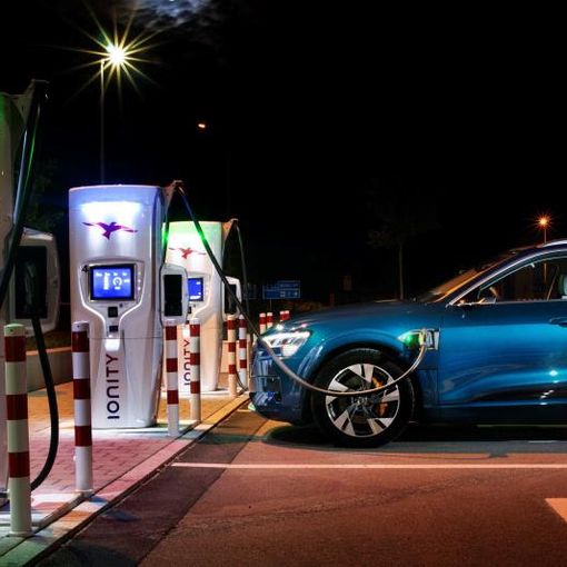 Audi e-tron: 110 chilometri d’autonomia in 10 minuti di ricarica