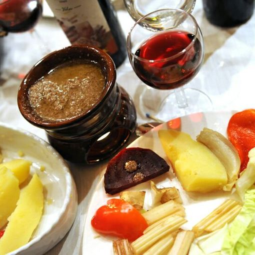 Gusta un'ottima Bagna Caoda al ristorante La Piola di Piazza Rebaudengo
