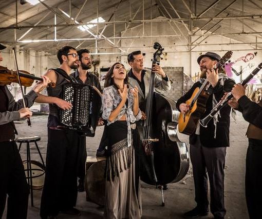 La Barcelona Gipsy balKan Orchestra animerà, questa sera, il palco dell’Hiroshima Mon Amour
