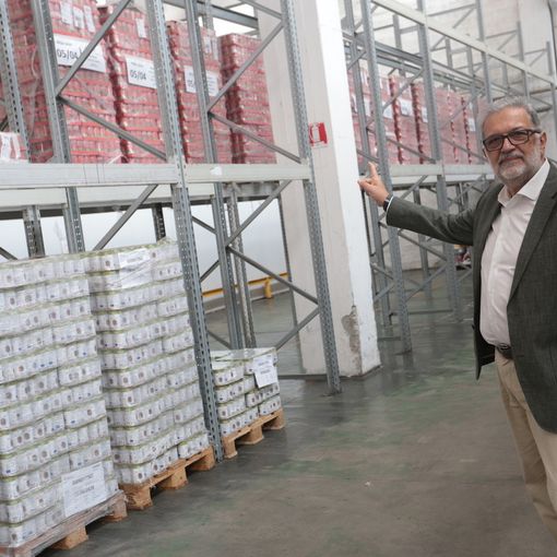 Se la burocrazia toglie il pasto a chi ha fame: sugli scaffali per i bisognosi non c’è più cibo [VIDEO]