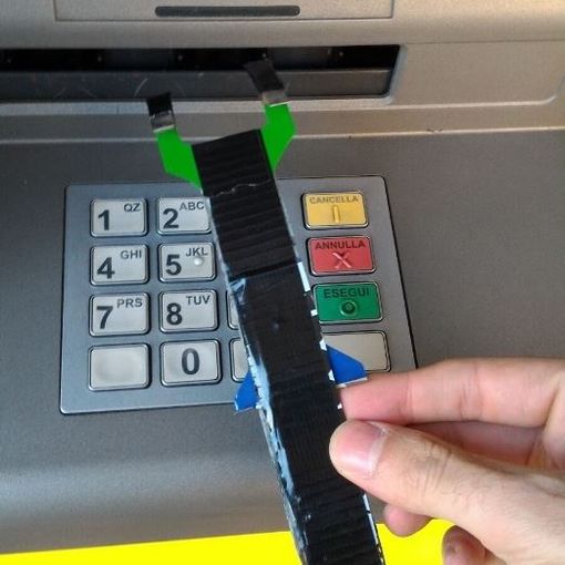 La Polizia arresta tre rumeni che avevano appena manomesso un bancomat