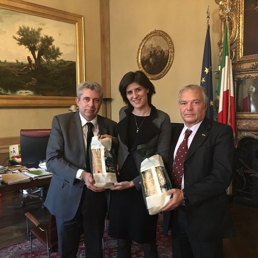 La Cia di Torino consegna il kit per l'amatriciana solidale a Chiara Appendino