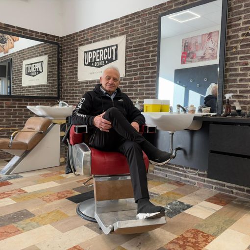 Giuseppe D’Amico, 77 anni, storico barbiere di via Negarville