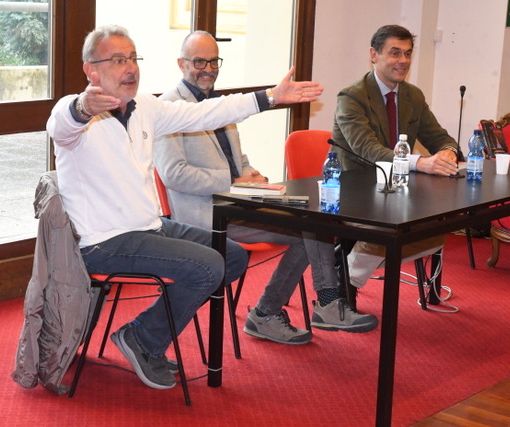 tavolo con relatori