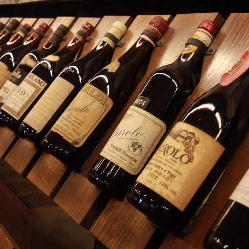 Rubano una bottiglia da oltre 800 euro in un'enoteca del centro: fermati due giovani