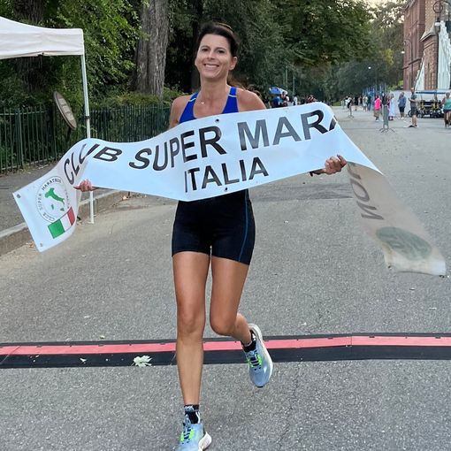 Podista donna che taglia il traguardo