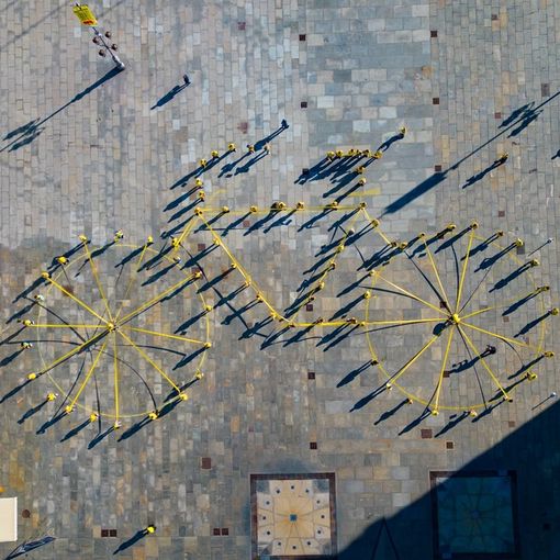 Una spettacolare bicicletta umana ha dato il via, in piazza Castello, alla festa per il Tour de France [VIDEO]