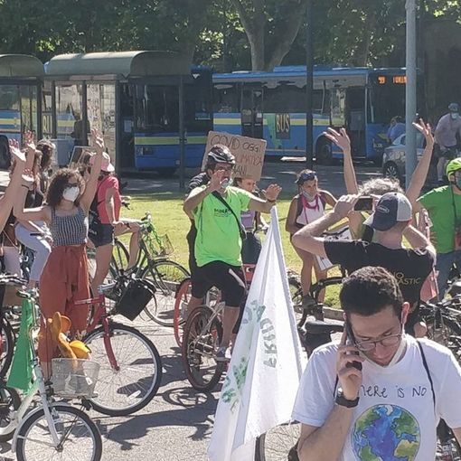 Pedalata sostenibile Fridays for Future: &quot;Si parla di ripartenza green ma per ora solo misure limitate&quot; [FOTO E VIDEO]