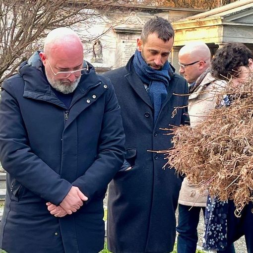 Bonaccini sulla tomba di Primo Levi: &quot;Va tenuto vivo ricordo della Shoah&quot;